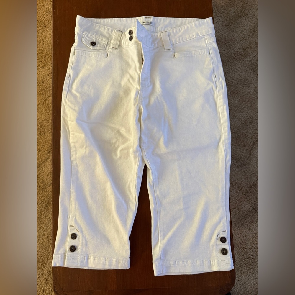 Women’s Lee White Cropped Pants with Button Accents Size 12M